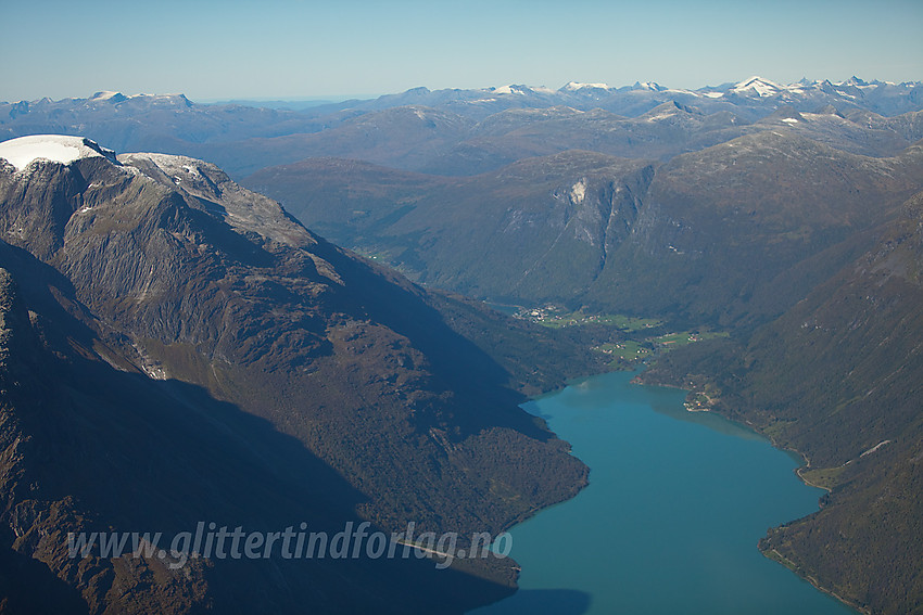 Fra fly mot Meleinsnibba, Lovatnet og Loen.