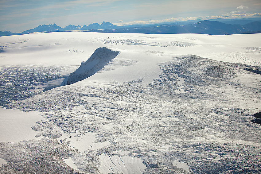 Topp (1845 moh) ved Bødalsbreen i forgrunnen og brekul på ca. 1910 moh i bakgrunnen. I det fjerne Hurrunganes forrevne tanngard.