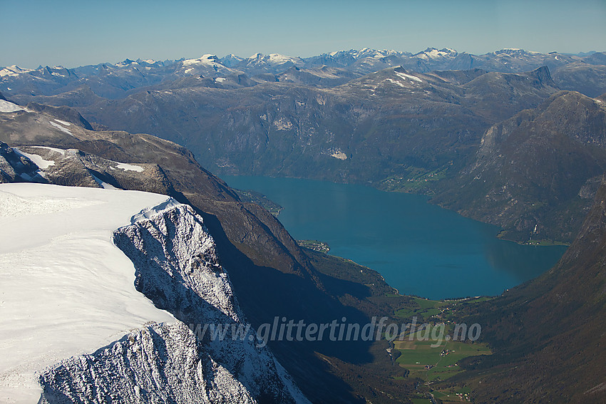 I fly over Erdalen mot Oppstrynsvatnet med Flo på andre siden av vannet.