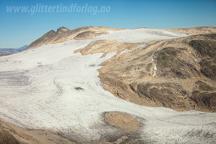 Vi flyr over Harbardsbreen og ser nordover mot Steinkollen og litt av Tverrådalskyrkja.