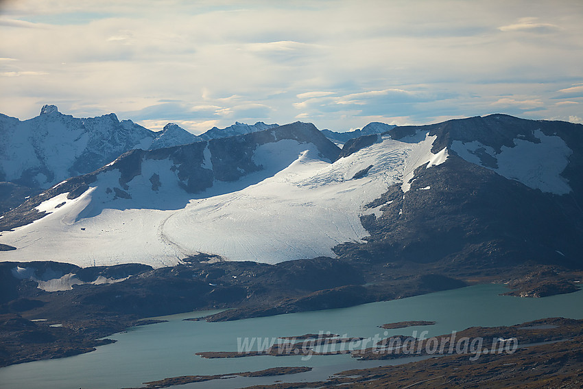 Over Sognefjellet mot Prestesteinsvatnet, Fannaråken og Steindalsnosi med Hurrungane i bakgrunnen.