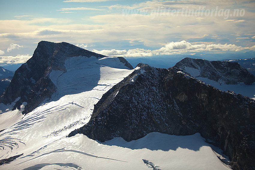 Mot Søraustre Smørstabbtinden (2030 moh) og Gravdalstinden (2113 moh).