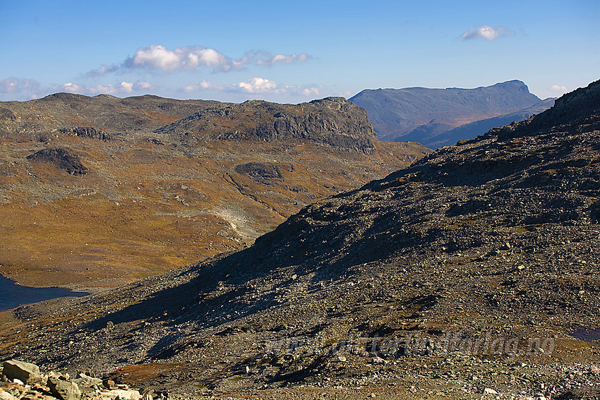 Mot Tverrfjellet med Grindane i bakgrunnen. I forgrunnen ser vi ned i Ursdalen med utløpet av Ursdalstjednet.