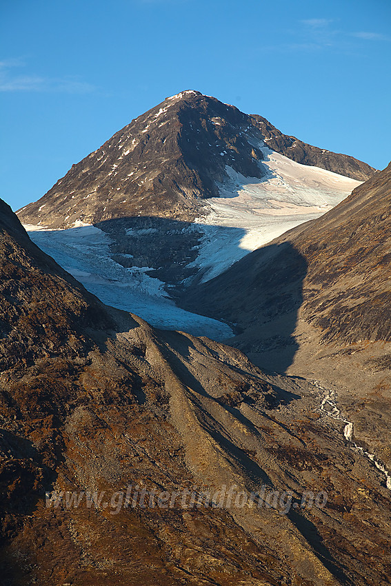 Mot Veslfjelltinden (2157 moh) og restene av Hurrbrean med elva Hurra mens Leirdalen ligger i skyggen. Bildet er tatt fra oppstigningen mot Dumhøplatået.