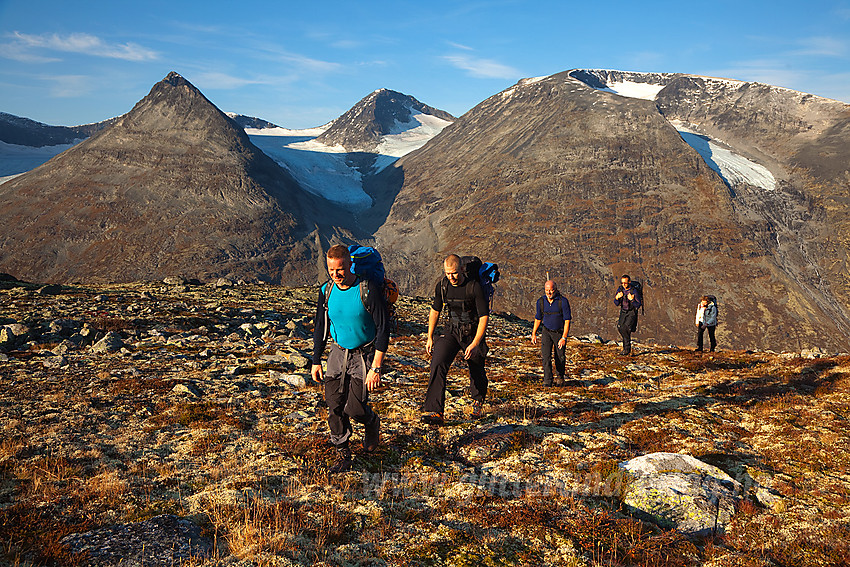 På vei opp kneikene mot Dumhøplatået med Skagsnebb, Veslfjelltinden og Loftet i bakgrunnen.