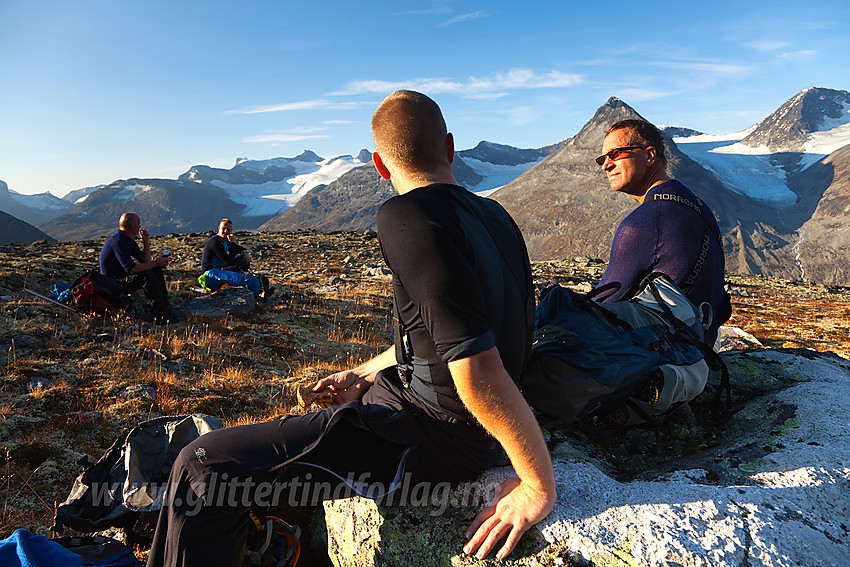 Pause ved Raudhamran på tur til Skardstinden. I bakgrunnen bl.a. Storbrean m. Smørstabbtinder, Skagsnebb og Veslfjelltinden.