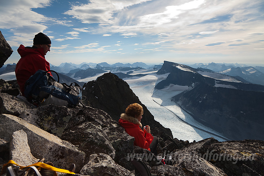 Pause på ryggen mellom Skardstinden og Nåle med sistnevnte rett i bakgrunnen.