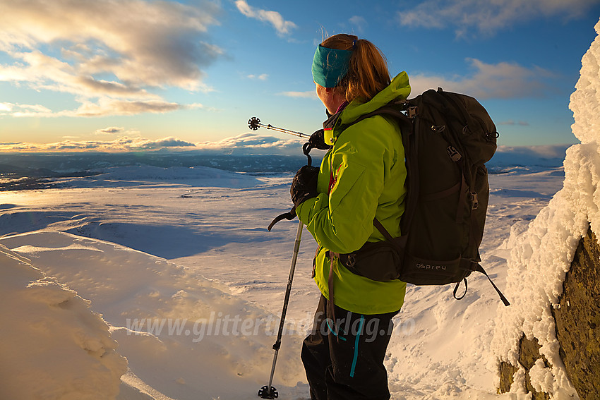 På vei oppover mot Skaget med utsikt i retning Kjølafjellet.