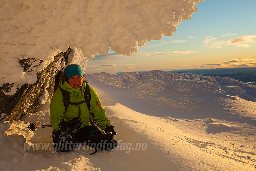 Innunder et snøoverheng oppunder Skaget en desemberettermiddag.