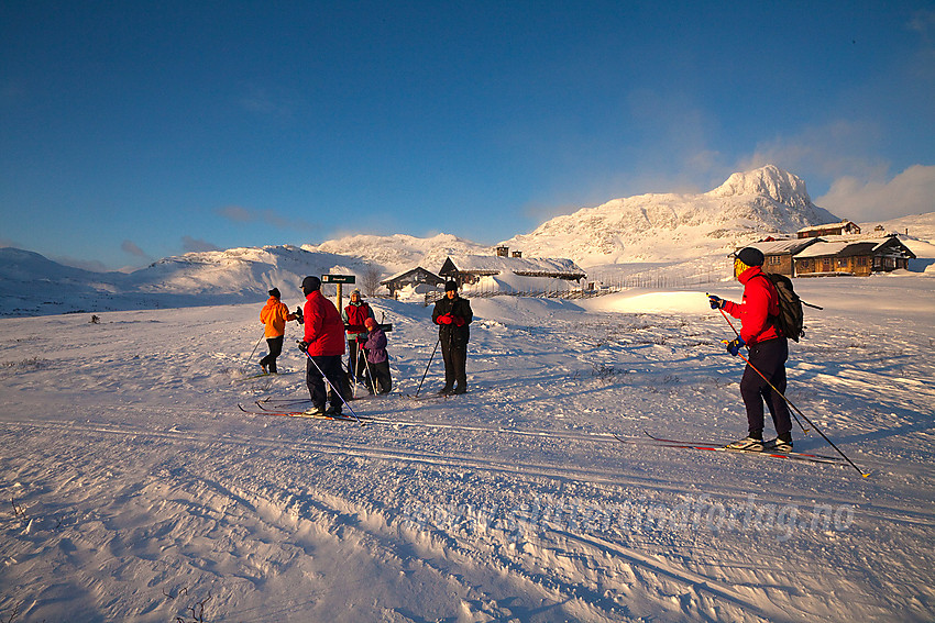 Skiløpere ved Smørkoll med Bitihorn i bakgrunnen.