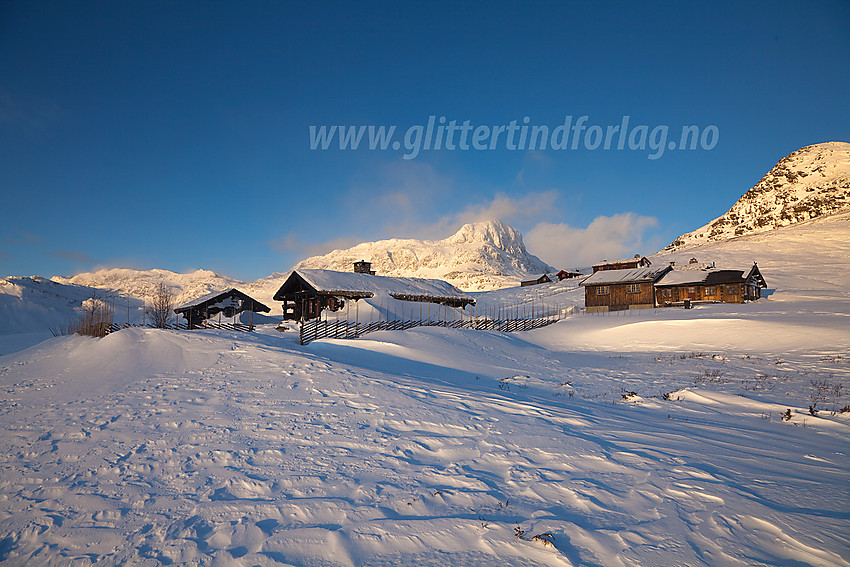 Hytte og skigard ved Smørkoll ovenfor Beitostølen med Bitihorn (1607 moh) i bakgrunnen.