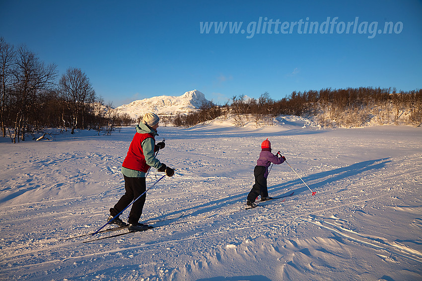 Skiløpere i grønn løype nedenfor Garli med Bitihorn i bakgrunnen.