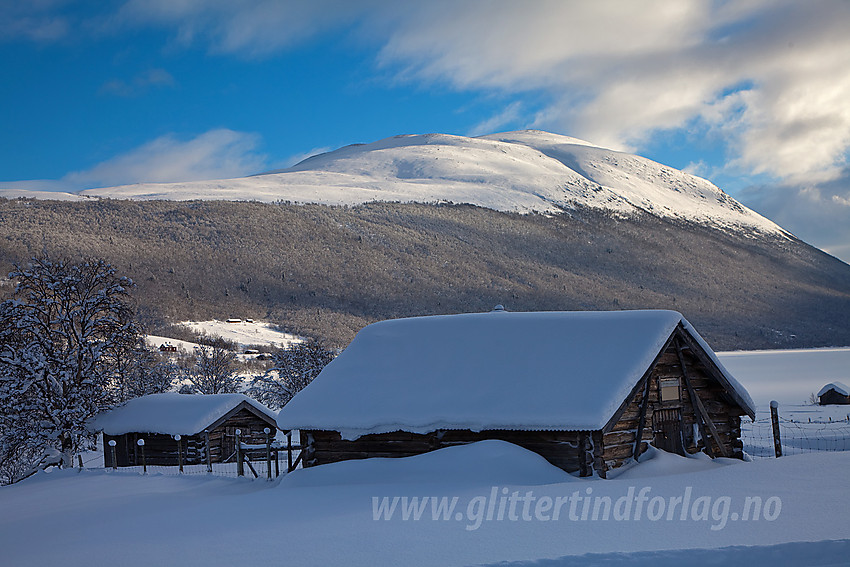 Stølsbygning nede ved Helin med Gilafjellet (1582 moh) ruvende i bakgrunnen.