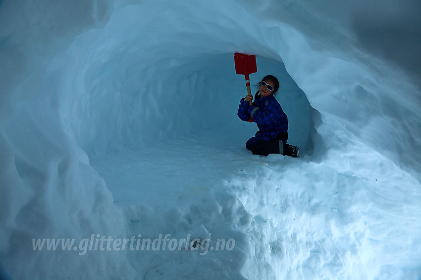 I snøhula vår etter at vi har flyttet ut. Da virket den ekstra stor. Her fra sør mot nordre fløy.