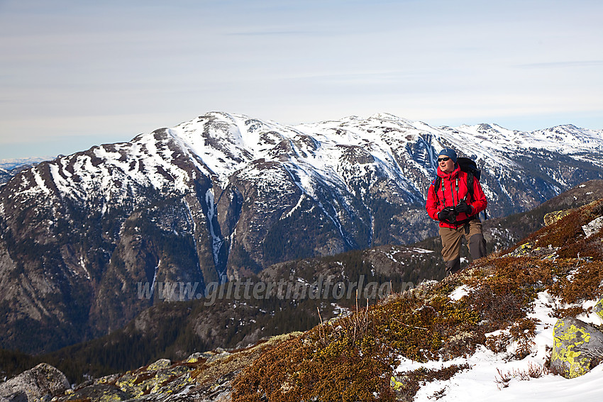 Pust i bakken med Skorvemassivet i bakgrunnen. Skorvetoppen (1370 moh) til venstre og Nordnibba (1365 moh) litt lenger til høyre.