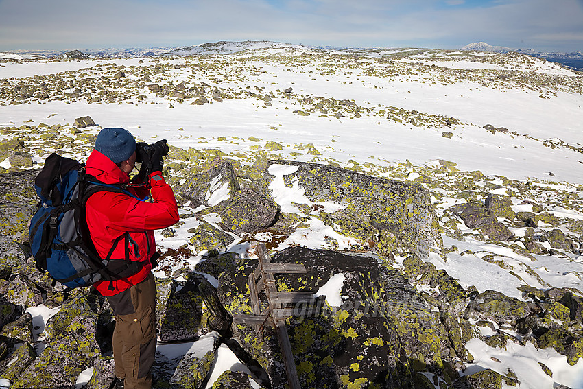 På toppen av Steinfjellet (1398 moh) med Mælefjell (1413 moh) i bakgrunnen. Langt bak til høyre ses også Gaustatoppen.