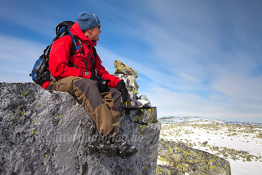 På toppen av Steinfjellet (1398 moh). Mælefjell (1413 moh) i bakgrunnen.