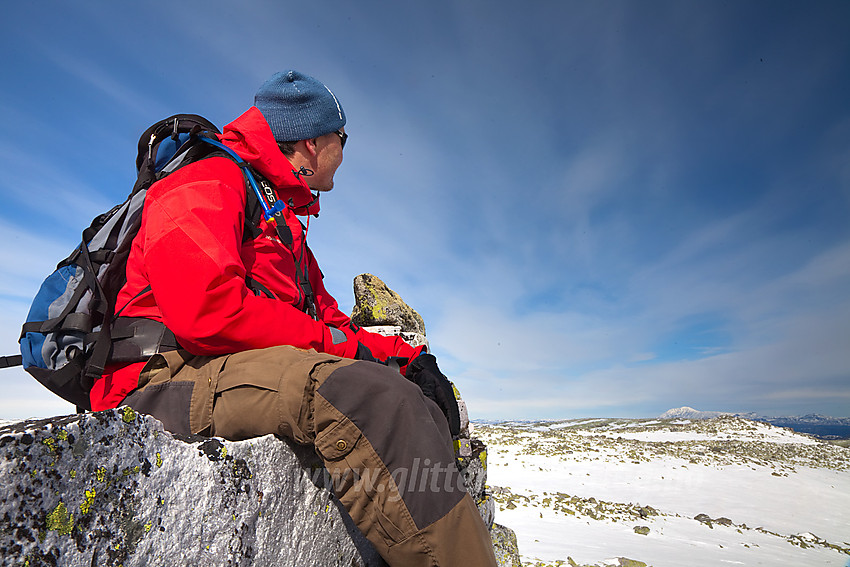 På toppen av Steinfjellet (1398 moh). Gaustatoppen ses i det fjerne.