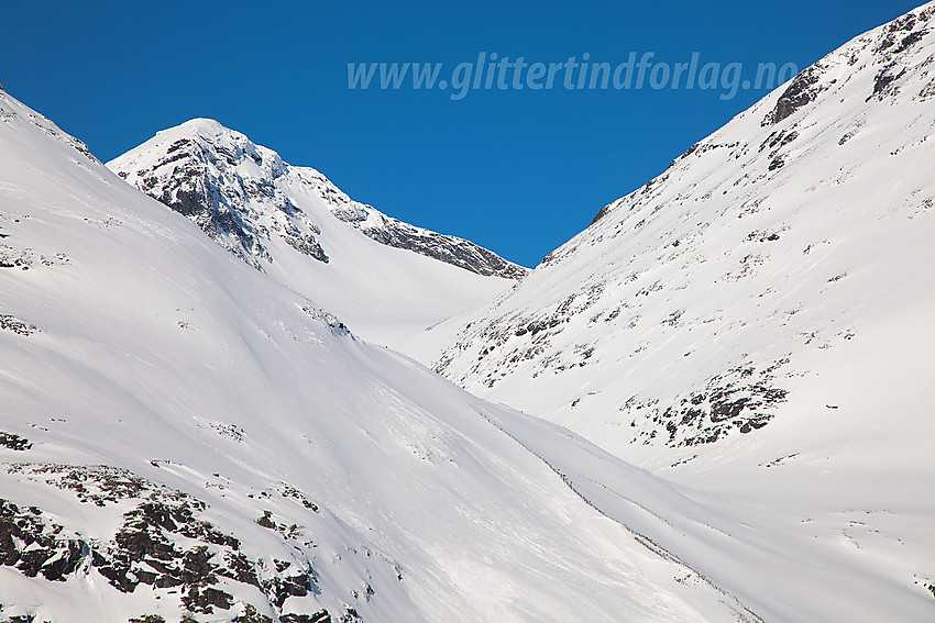 Veslfjelltinden lurer i bakgrunnen.