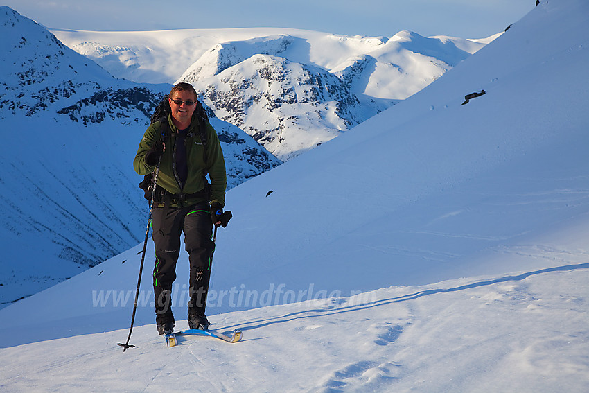 På vei opp Haugadalen rett nedenfor Haugabreen med Jostedalsbreen i bakgrunnen.