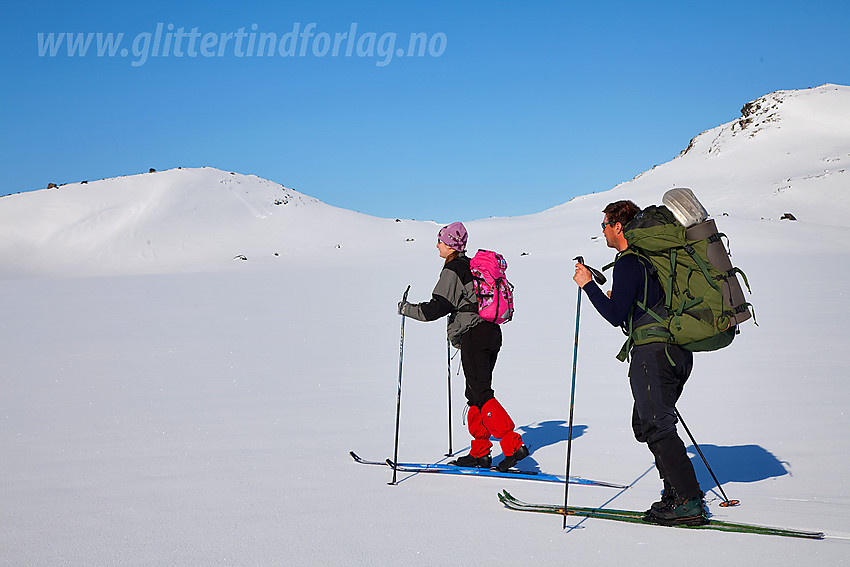 På vei over Øvre Årdalsvatnet med kurs mot Slettningsegge.