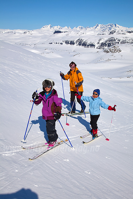 På vei opp det bratteste henget mot Slettningsegge med Hurrungane i bakgrunnen.