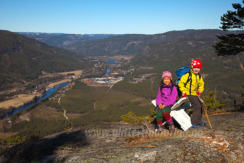 Fornøyde barn på toppen av Puttekollen.