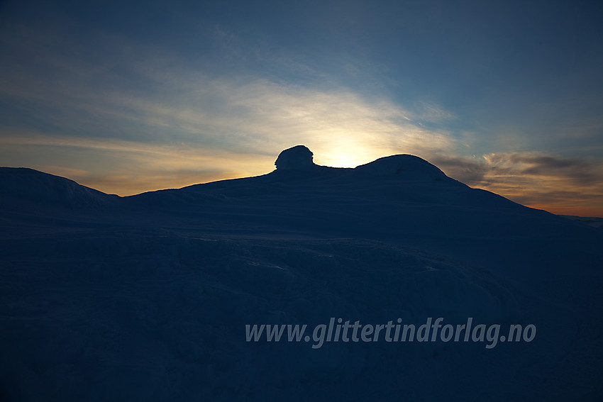 Varden på Stora Grånosi (1566 moh) i motlys en tidlig vintermorgen.