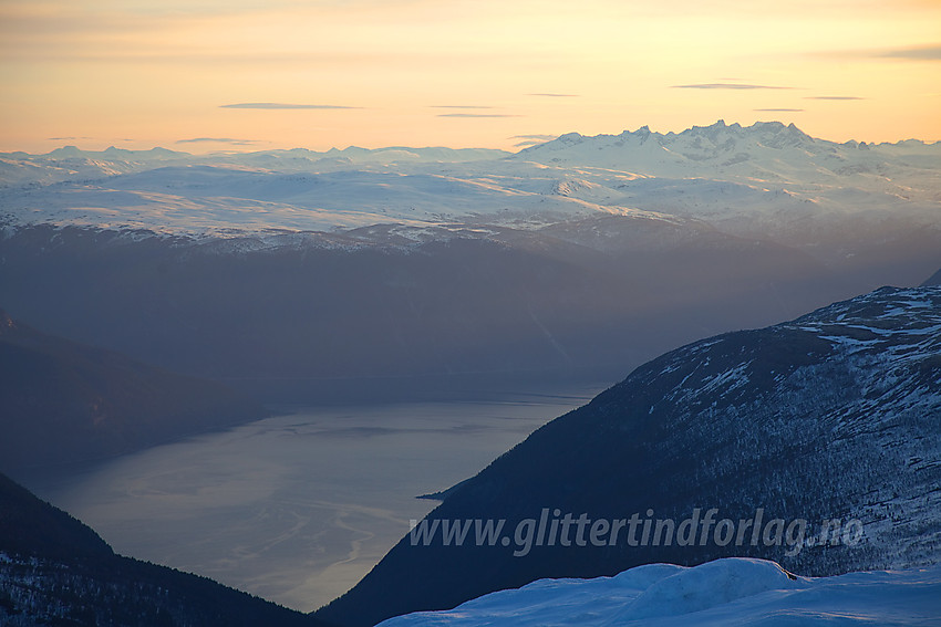 Utsikt fra Stora Grånosi mot Sognefjorden og Hurrungane.