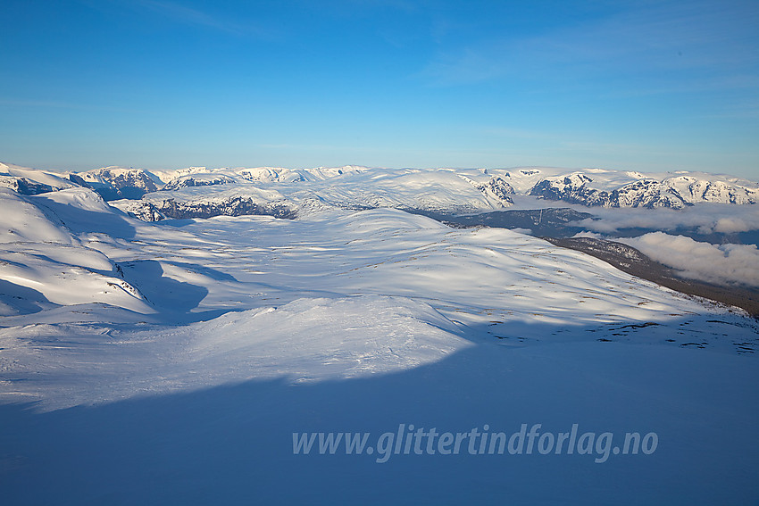 Utsikt vestover fra Bleia mot Fresvikbreen. Stiganosi forsvinner ut av bildet til venstre.