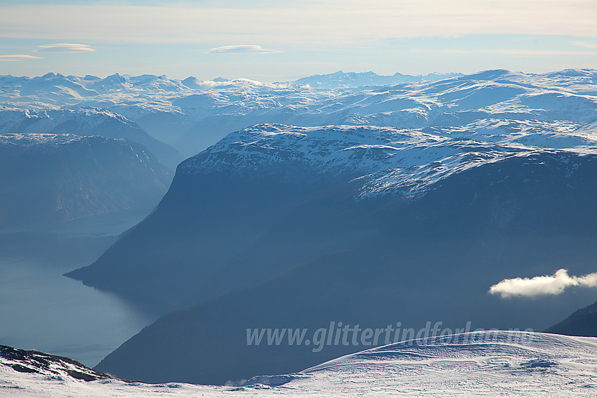 Fra nordstupet på Bleia innover Sognefjorden med Sørvest-Jotunheimen og Gjendealpene i bakgrunnen.