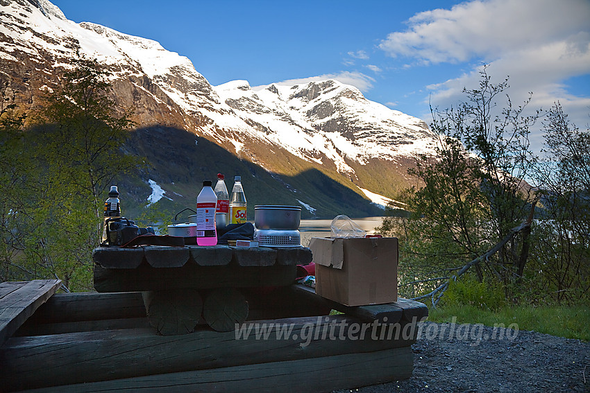 Frokosten putrer ved Lovatnet nær utløpet av Bødalen. Meleinsnibba bak til høyre.