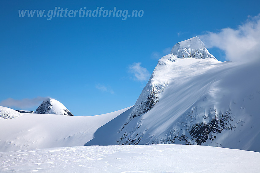 Lodalskåpa oppe til høyre og Tverrfjellet i bakgrunnen.