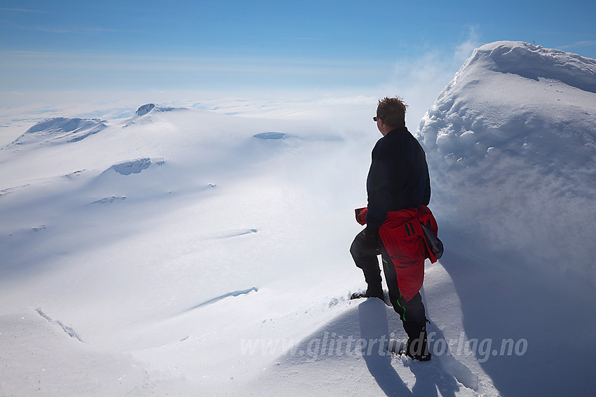 Fra "lurevarden", ca. 100 meter før toppen på Lodalskåpa. Her mot Brenibba.