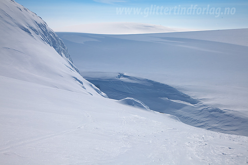 På vei ned mot Ståleskardet. I bakgrunnen den 1910 meter høye brekulen på Jostedalsbreen like ved Brenibba.