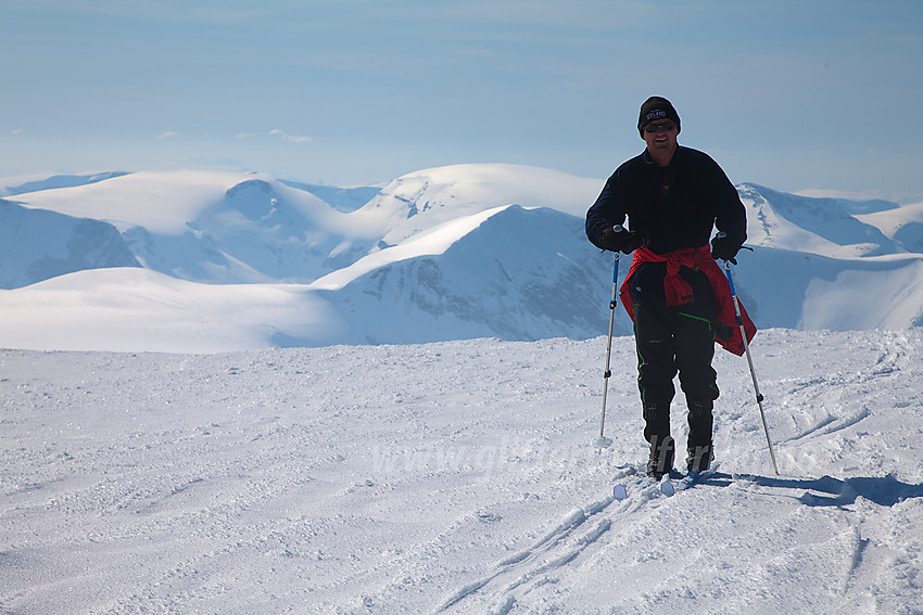 De siste skritten mot toppen på Brenibba. I bakgrunnen bl.a. Bødalsfjellet og Ramnafjellbreen.