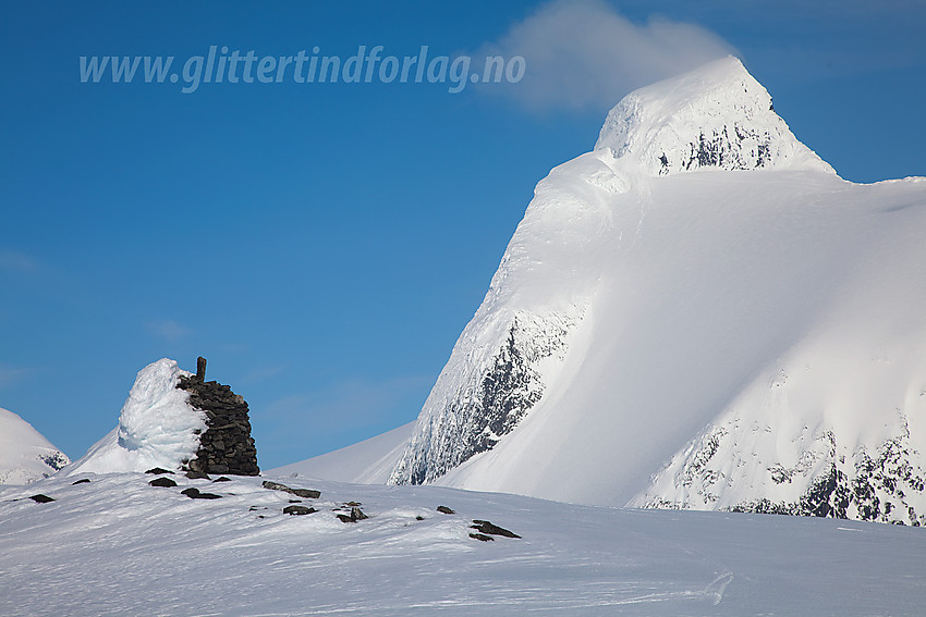 Varde ved Bohrsbreen i forgrunnen og Lodalskåpa i bakgrunnen.