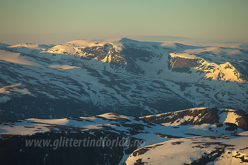 Ved soloppgang fra oppstigningene mot Stiganosi med utsikt i retning Tarven (1703 moh) i sør-sørøst.