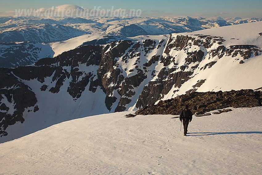 På Stiganosfjellet ved stupkanten mot Syrdalsbotnen.