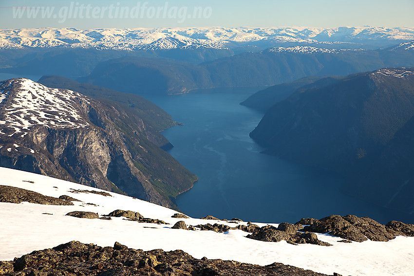 Fra nordøstryggen på Stiganosi mot Aurlandsfjorden.