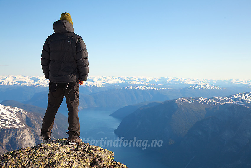 Nordøst på Stiganosi med Aurlandsfjorden i bakgrunnen.