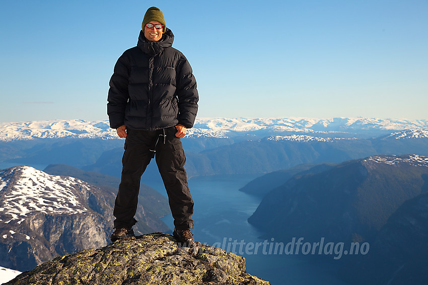 Nordøst på Stiganosi med Aurlandsfjorden i bakgrunnnen.