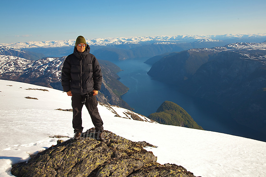 Nordøst på Stiganosi med Aurlandsfjorden i bakgrunnnen.