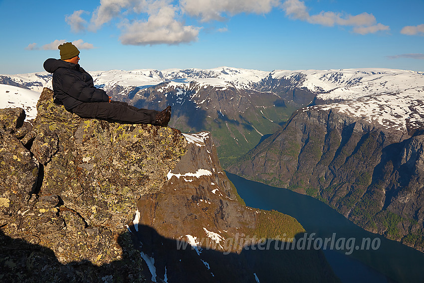 På flott utsiktspunkt ut mot Nærøyfjorden på Stiganosmassivet.