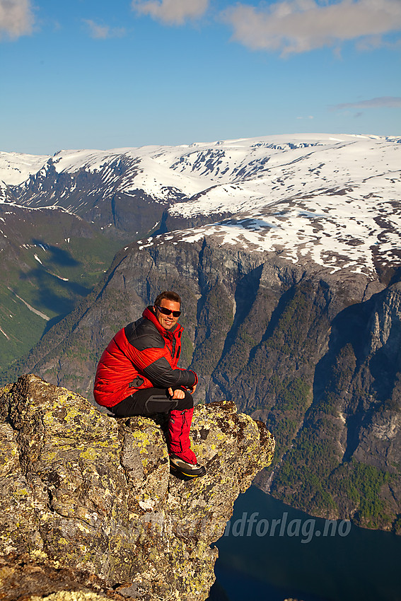 På flott utsiktspunkt ut mot Nærøyfjorden på Stiganosmassivet.