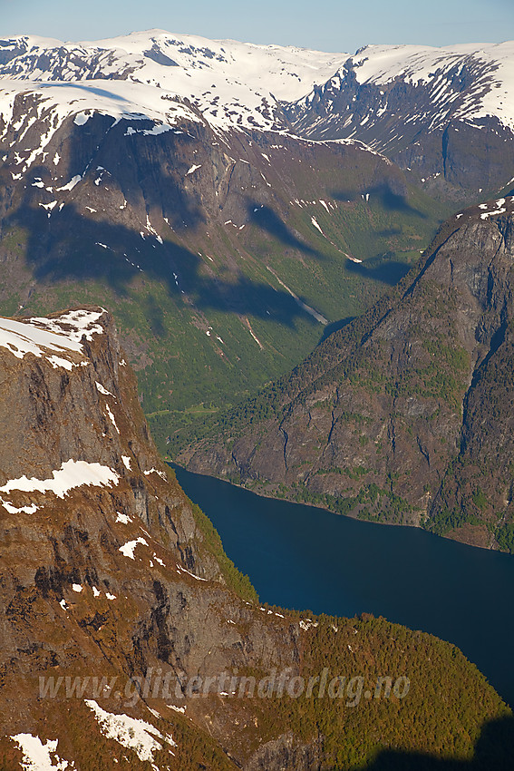 Mot Nærøyfjorden og Dyrdalen fra nord på Stiganosmassivet.