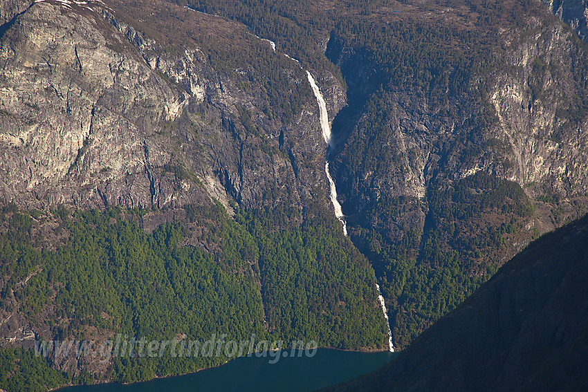 Lægdefossen og en flik av Nærøyfjorden fra nord på Stiganosmassivet.