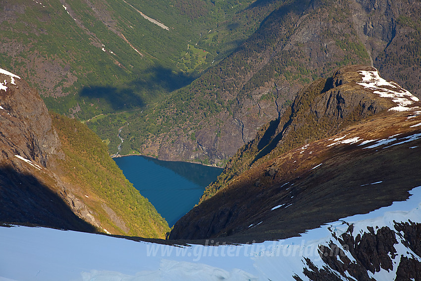 Mot Nærøyfjorden med Dyrdalen i bakgrunnen. Geitanosi til høyre.