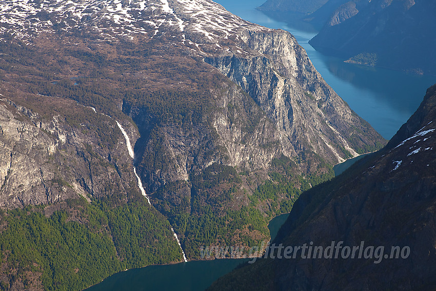 En stripe av Nærøyfjorden utover. Aurlandsfjorden i bakgrunnen. Lægdefossen sentralt i bildet.