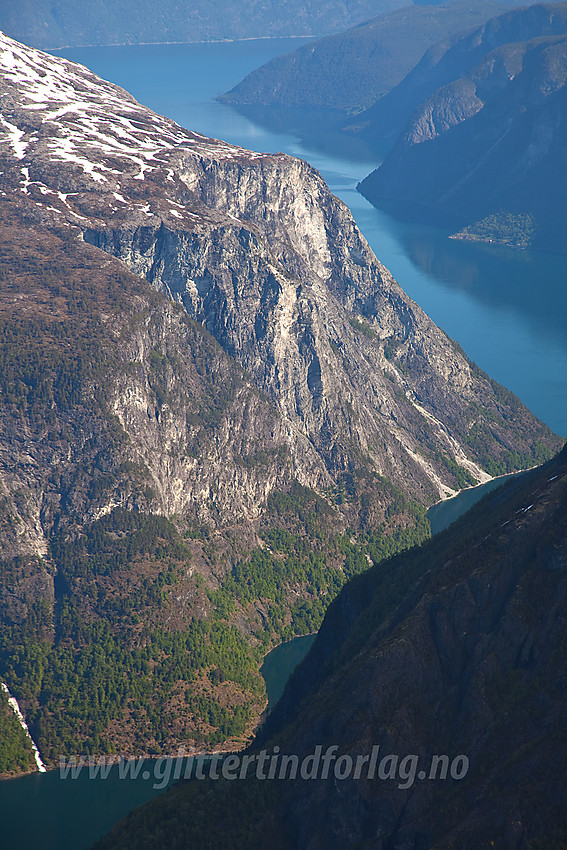 En stripe av Nærøyfjorden utover. Aurlandsfjorden i bakgrunnen. 